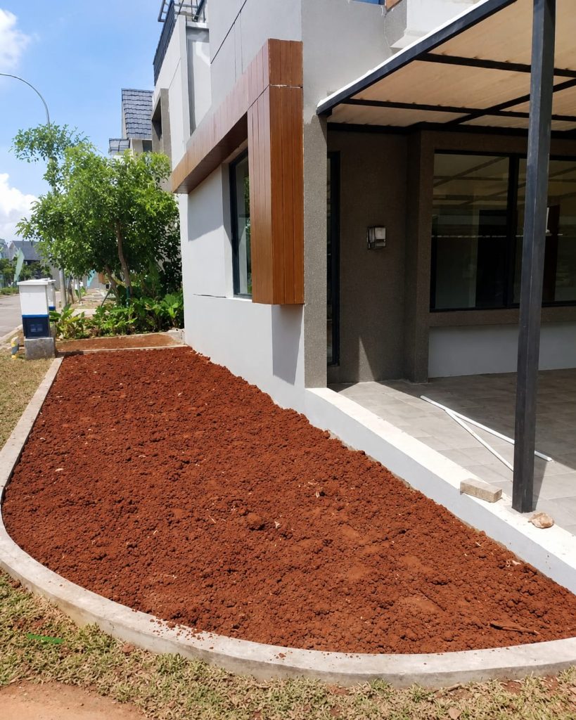 Proses pembuatan taman rumah oleh PT ATN