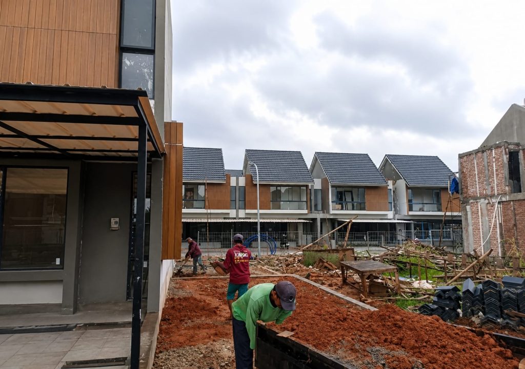 menanam pohon pada proyek citra garden serpong oleh PT ATN